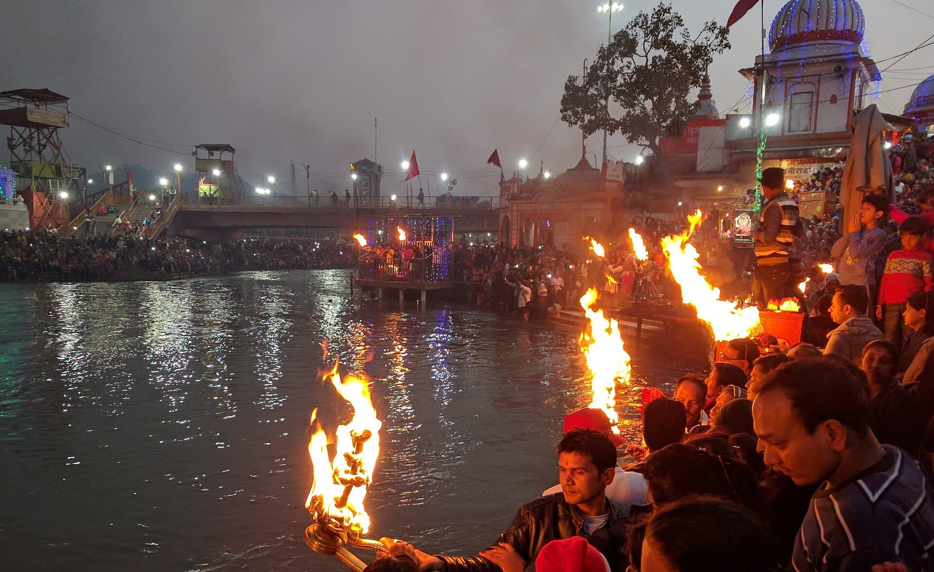 गंगा आरती का पावन दृश्य